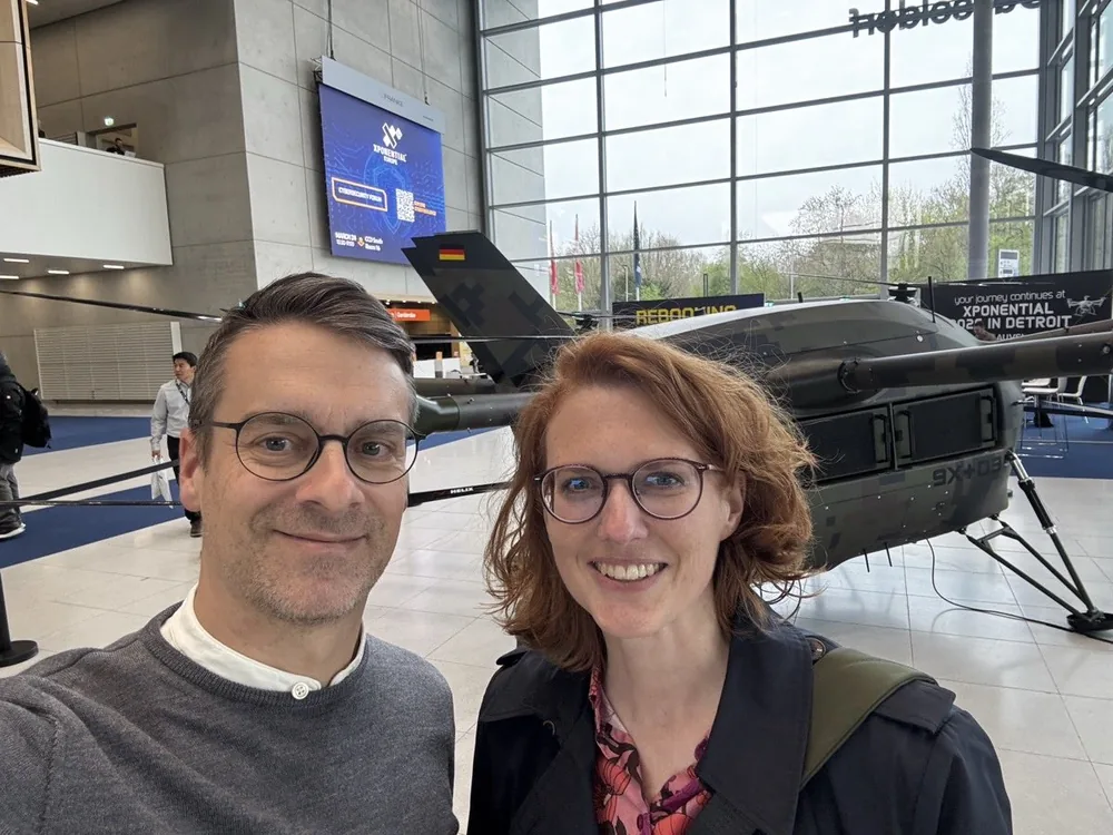 Ertler Executive Search auf der XPONENTIAL Europe 2026 vor einem unbemannten Hubschrauber